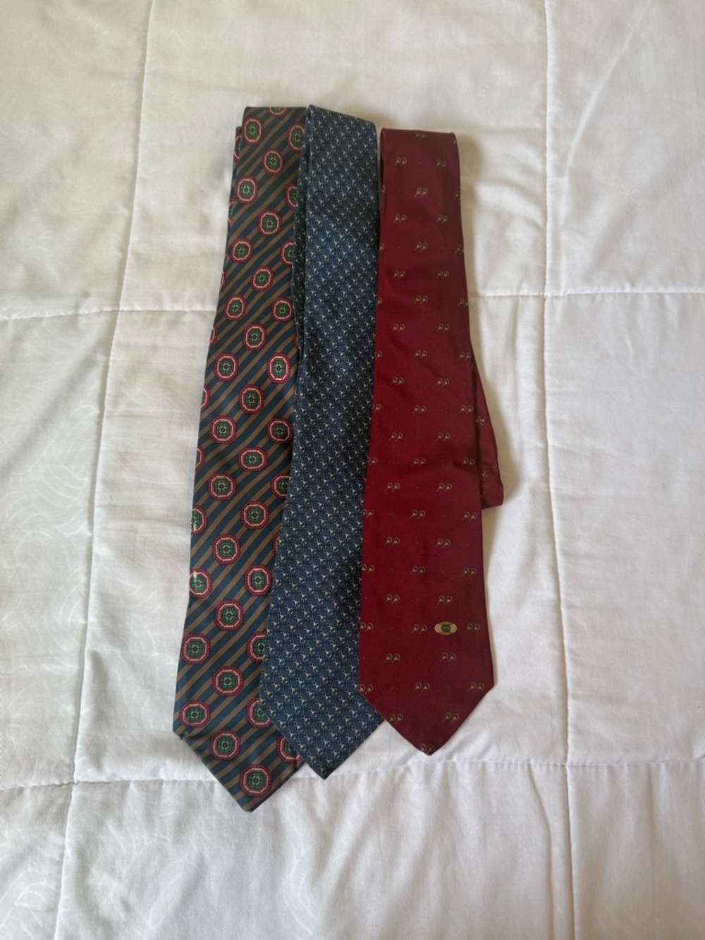 Gucci Burgundy Silk Tie with Subtle Gold Motif - Picture 1 of 3